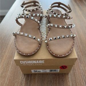 Cushionaire Talia Tan Silver-Tone Studded Sandals Size 10M
